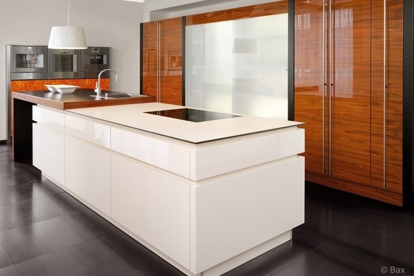 Moderne Designküche mit Kochinsel, Hochglanzfronten, Holzdekor und eingebauten Elektrogeräten.