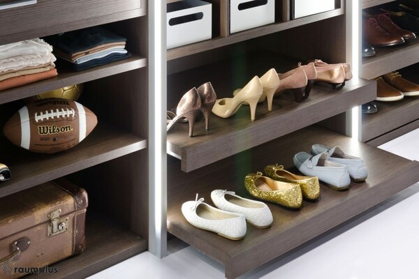 Offener Kleiderschrank aus Holz mit Regalen, Schuhen, Kleidung, Aufbewahrungsboxen und Accessoires.