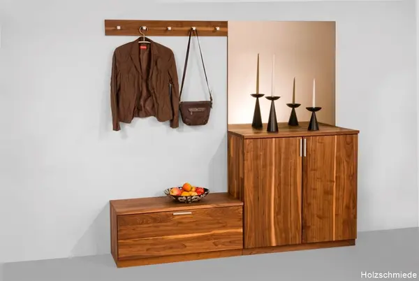 Moderne Garderobe aus Massivholz mit Schrank, Sitzbank, Spiegel und stilvollen Dekorationen im Flur.