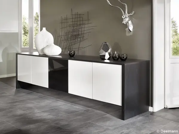 Modernes Sideboard mit weißen Fronten und Dekoration, ideal für Wohnzimmer mit stilvollem Interieur.